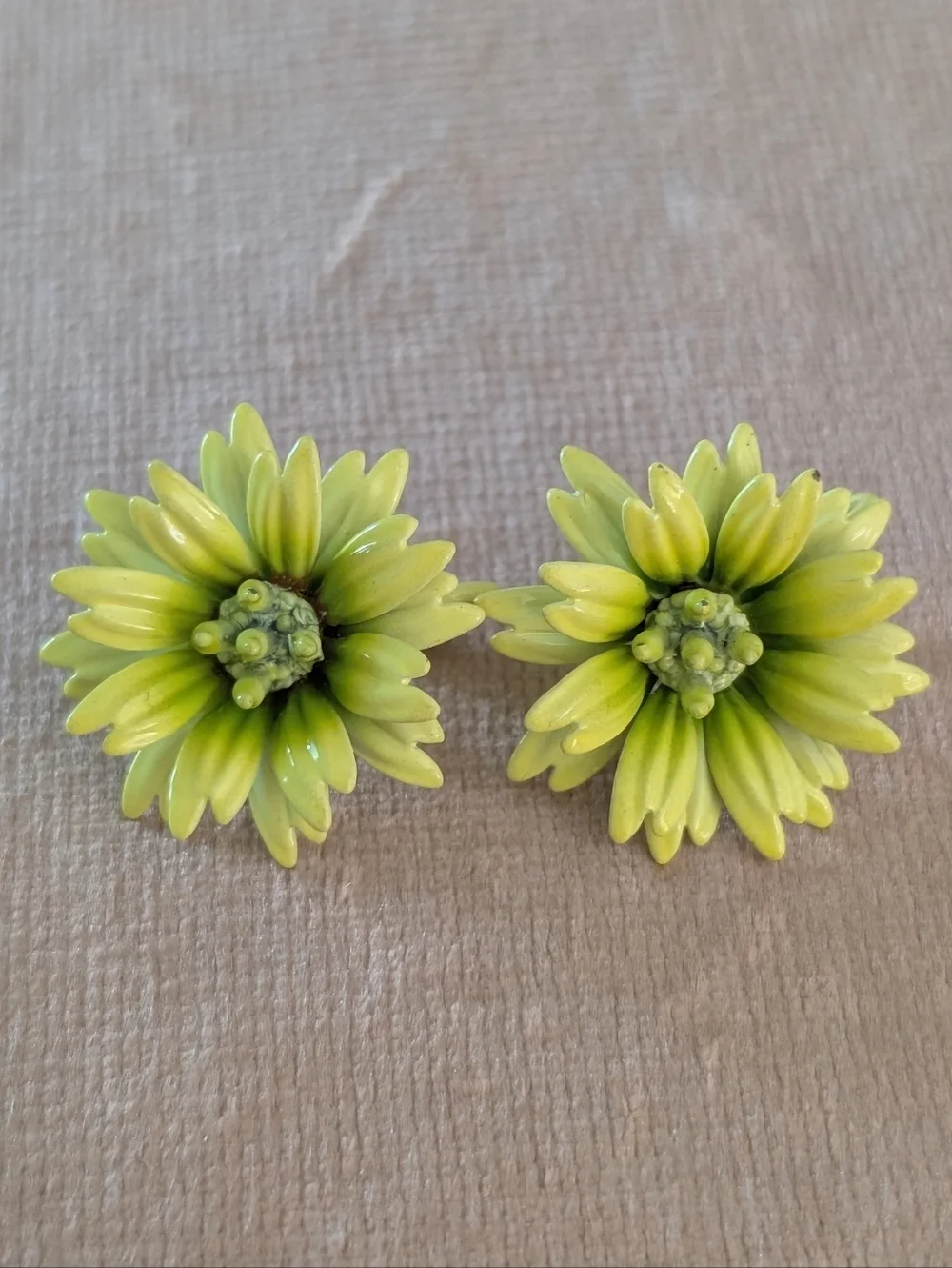 Vintage Retro Original 1960's Flower Enamel    Clip-on Earrings - Picture 4 of 6